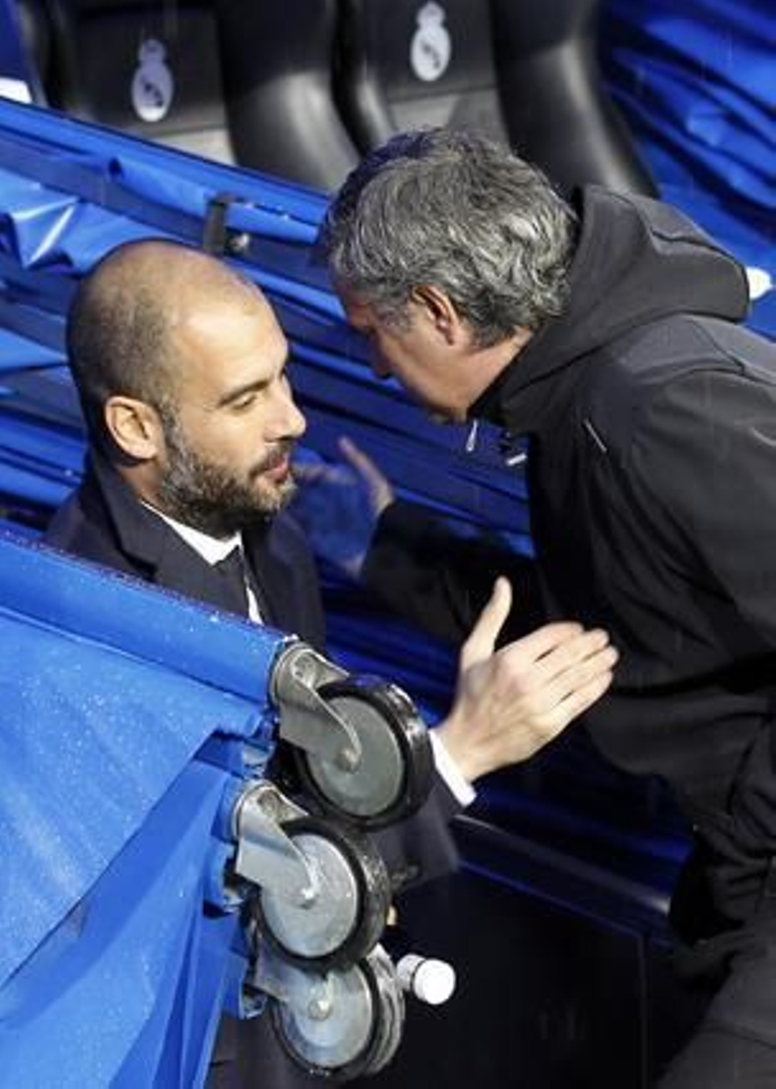 Guardiola y Mourinho se saluda antes del partido. / EFE