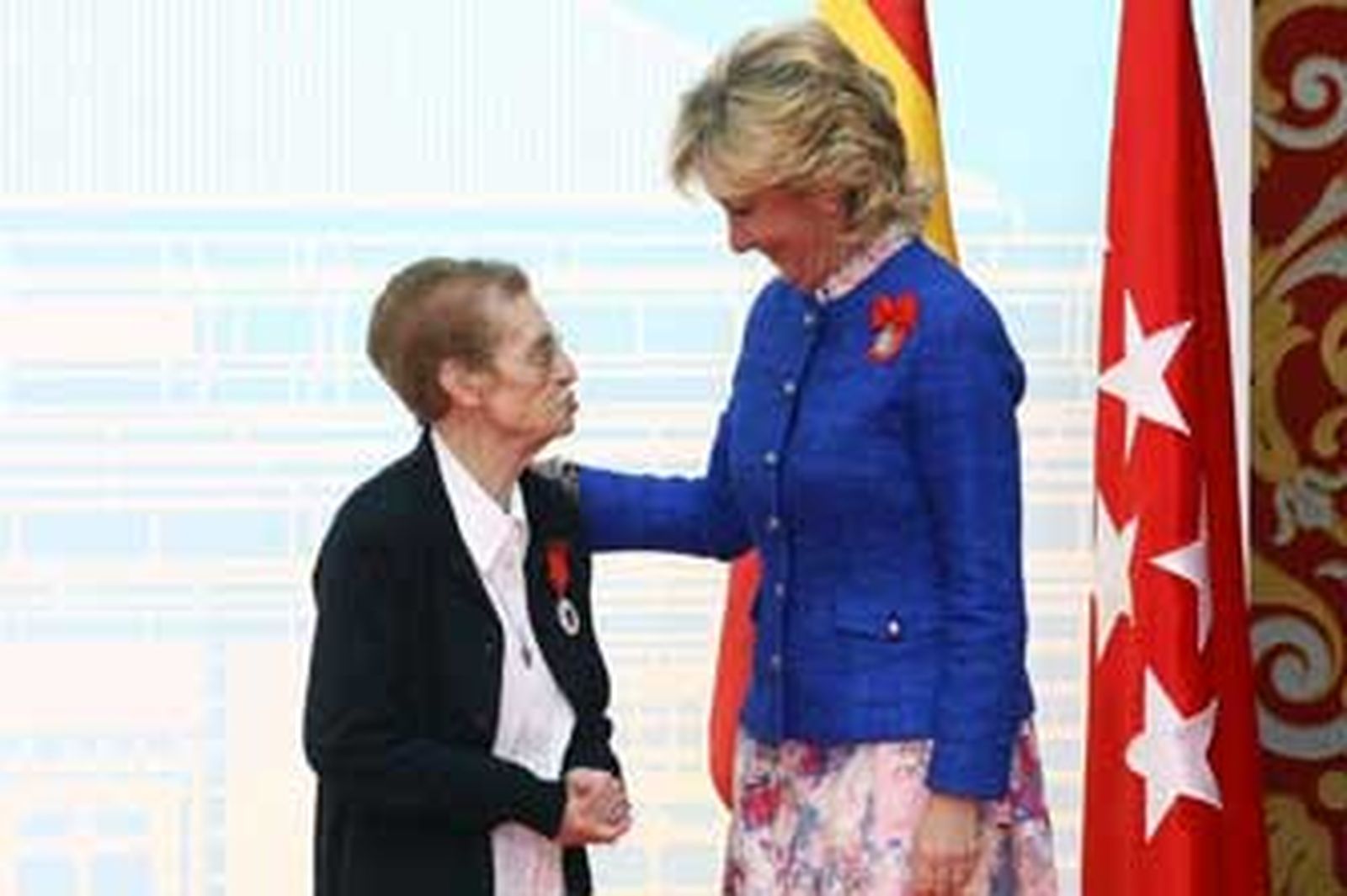 Aguirre felicita a Sor Aurelia Muñoz de Arenillas tras recibir la Medalla. /Madrid.org