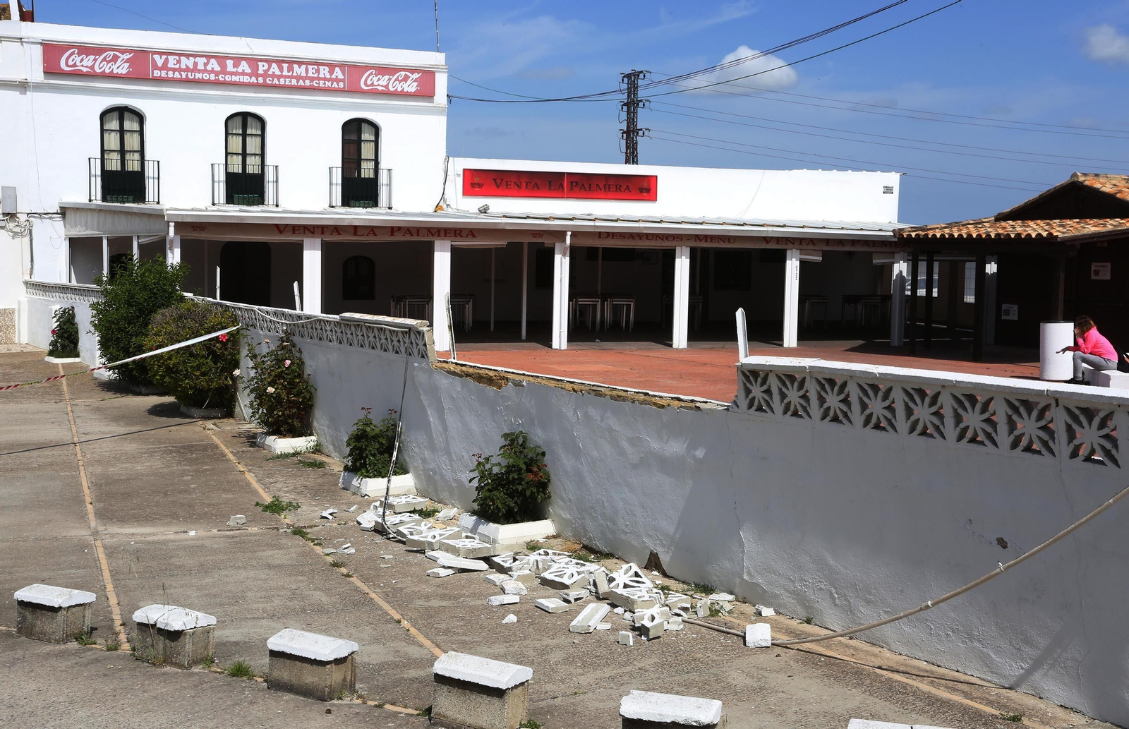 Parte del murete que separa las dos ventas del hospital. Parte del murete que separa las dos ventas del hospital.