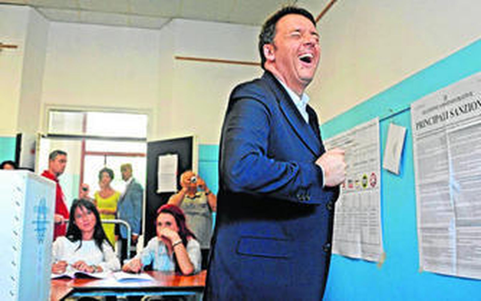 El primer ministro italiano, Matteo Renzi, ayer, tras depositar su voto.