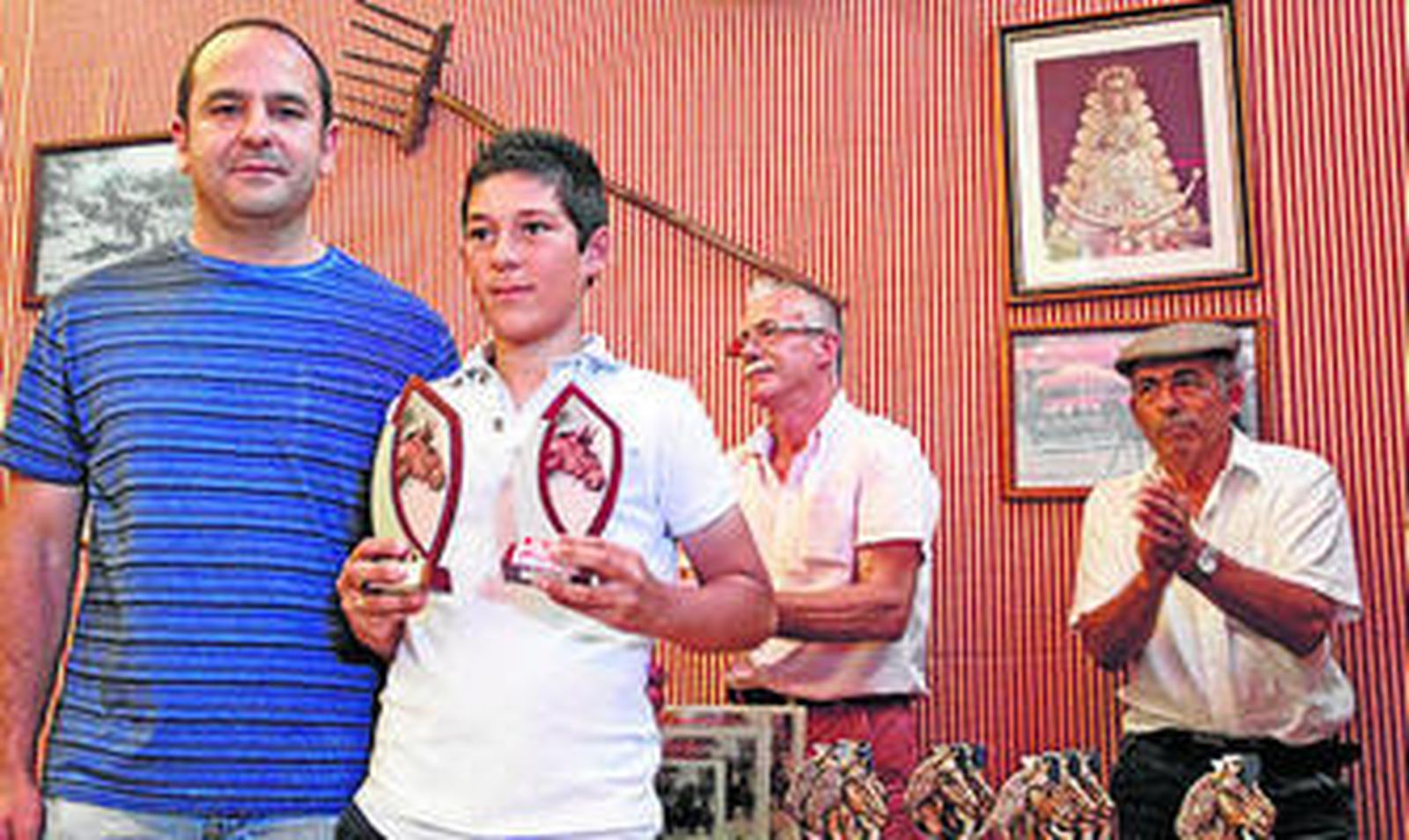 Un instante del domingo rociero en la Plaza Neda, donde hubo música en directo y mucha gente.