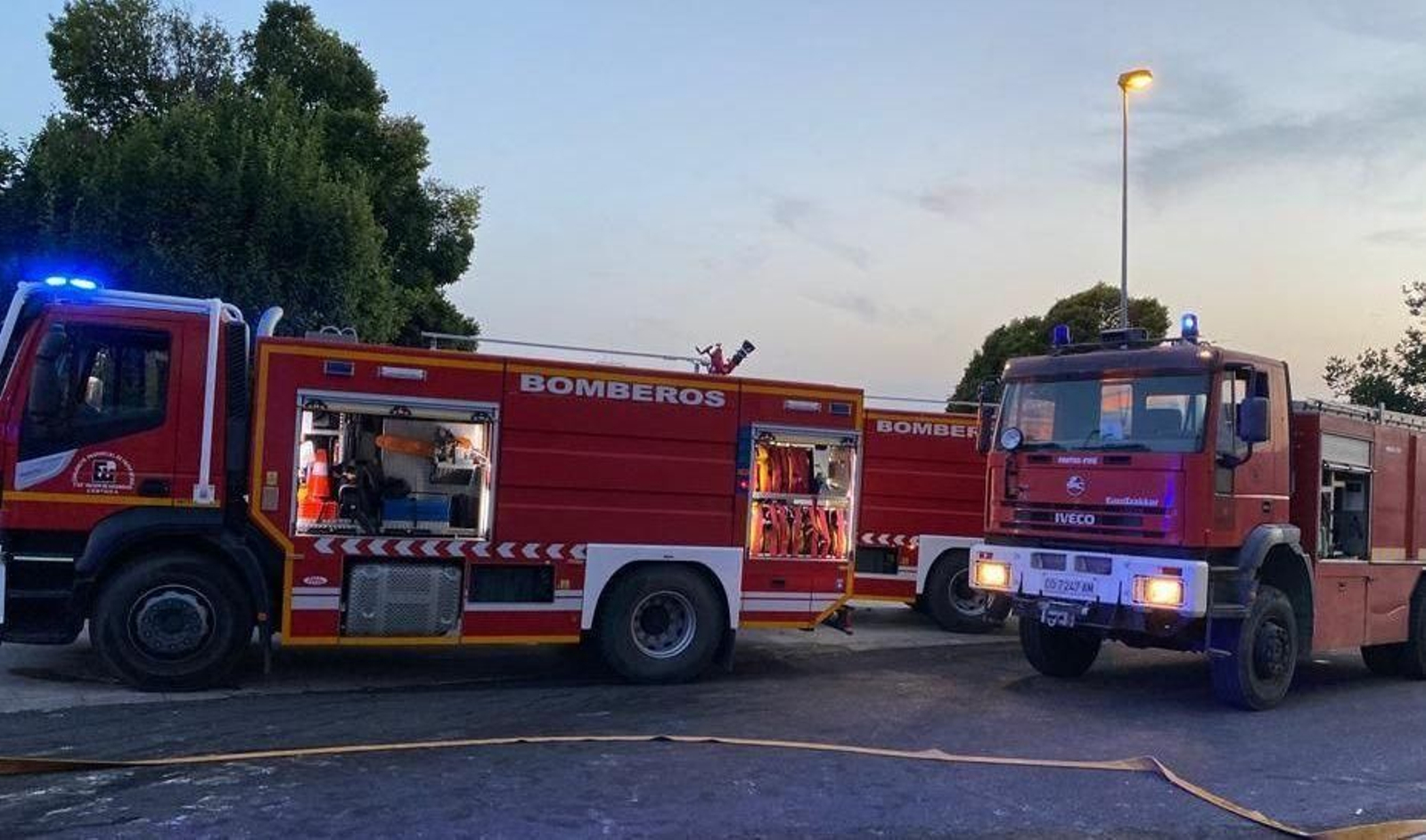 Camiones de bomberos en una salida. Camiones de bomberos en una salida.