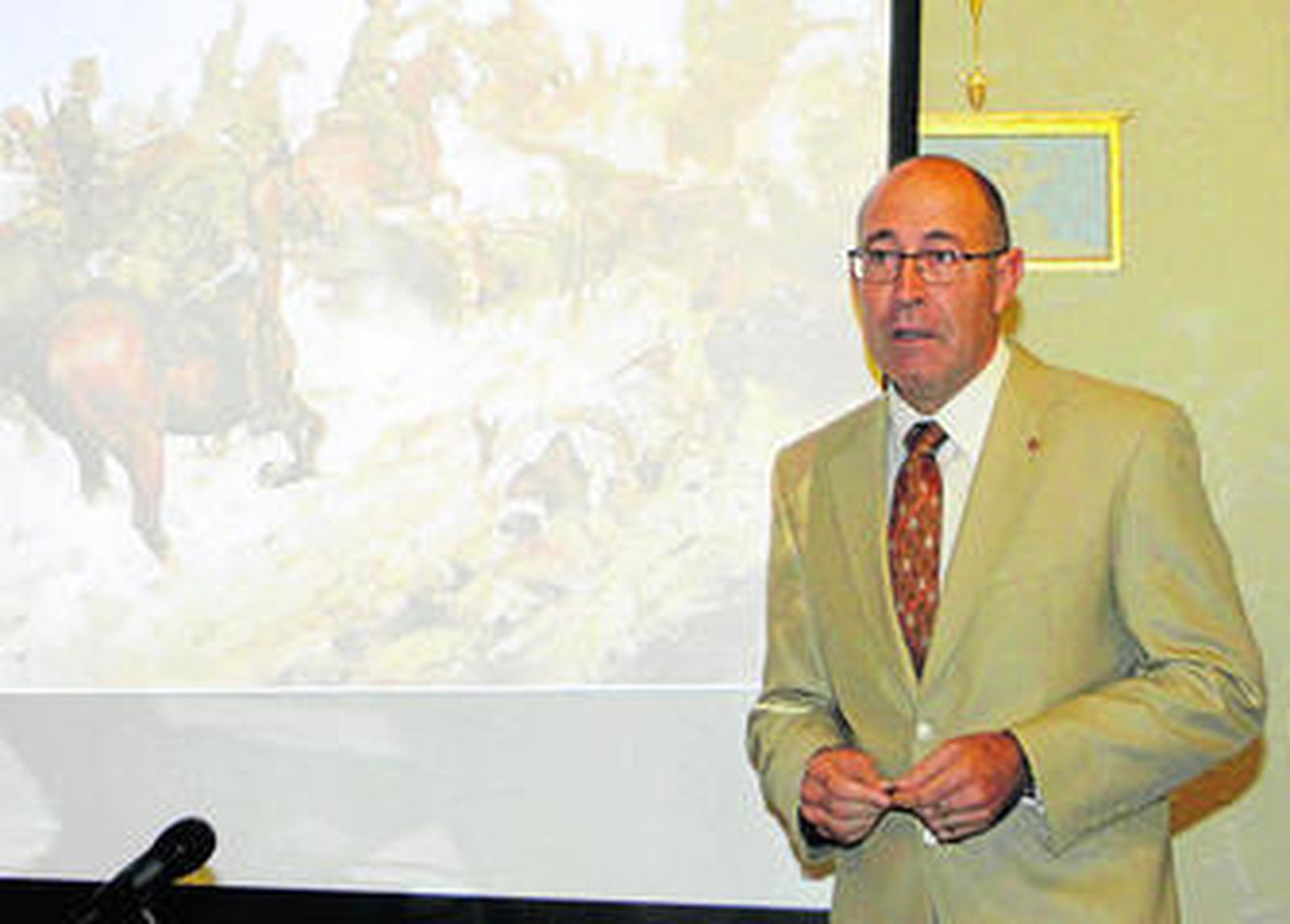 El coronel y doctor en Historia Miguel Ballenilla realizó una didáctica exposición sobre el desastre de Annual.