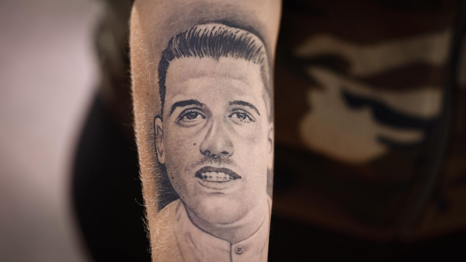 Tatiana Jiménez muestra el tatuaje que se ha hecho, con la cara de su primo.