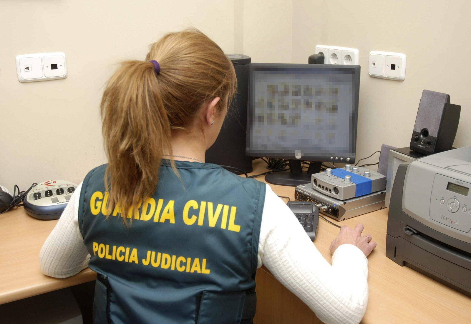 Una agente especialista de la Policía Judicial de la Guardia Civil analiza imágenes de pornografía infantil.