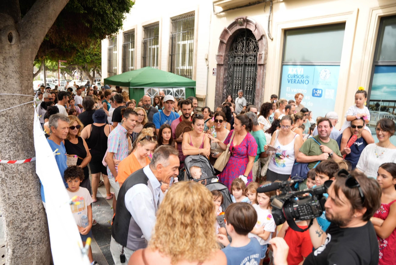 Las mejores imágenes del espectáculo de magia en la calle de la Feria de Almería