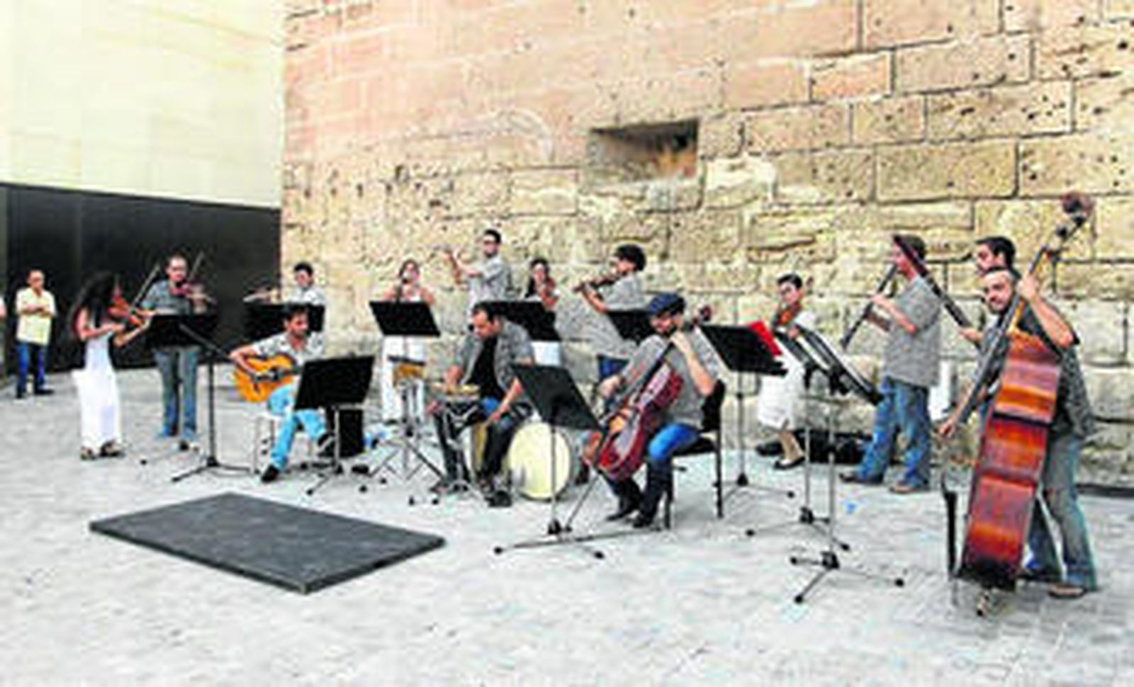 La Orquesta di la Strada formada por 14 músicos en la plaza del Cristo de Medinaceli.