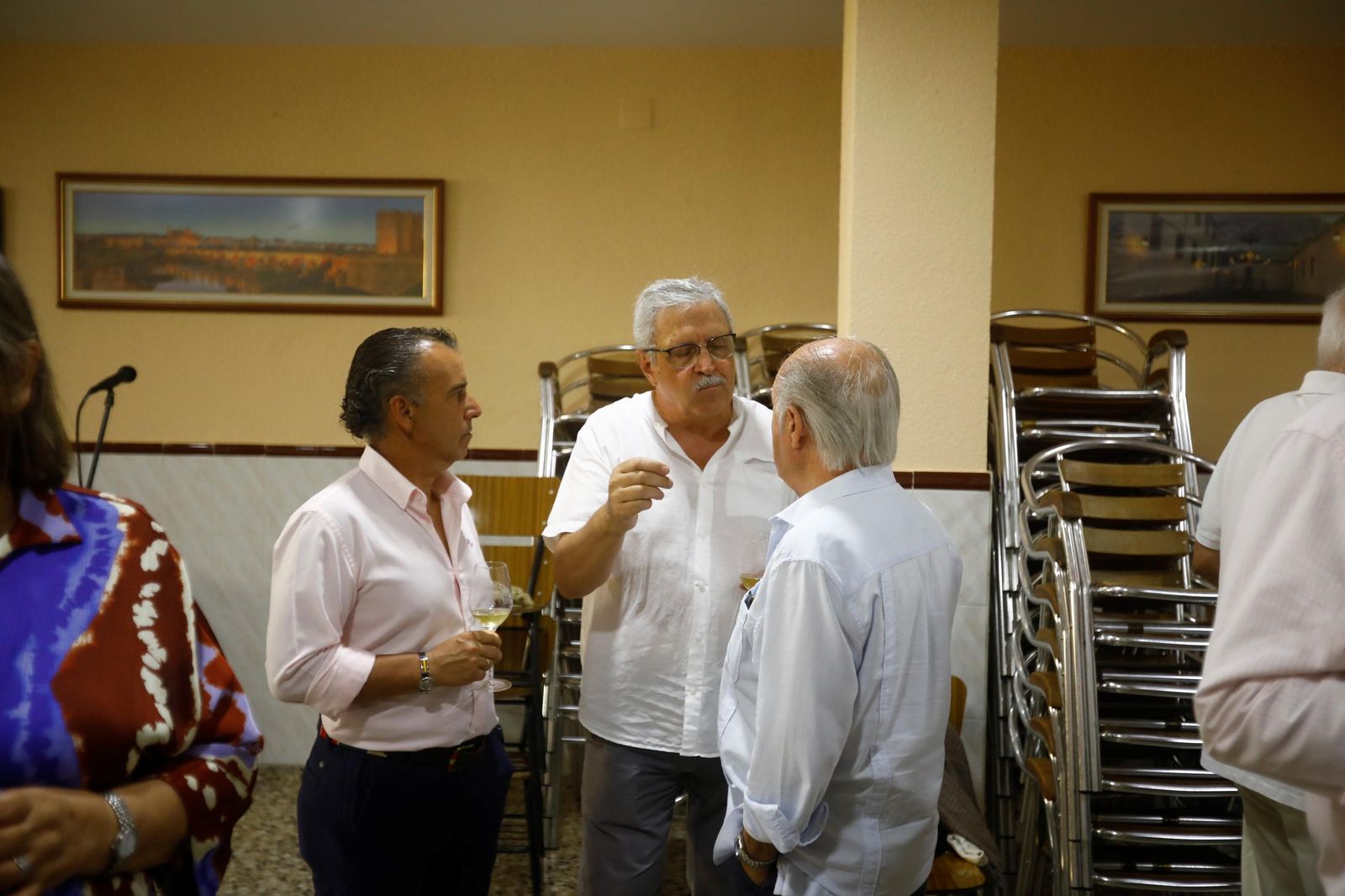 El perol de exconcejales de Córdoba contra la crispación política, en imágenes