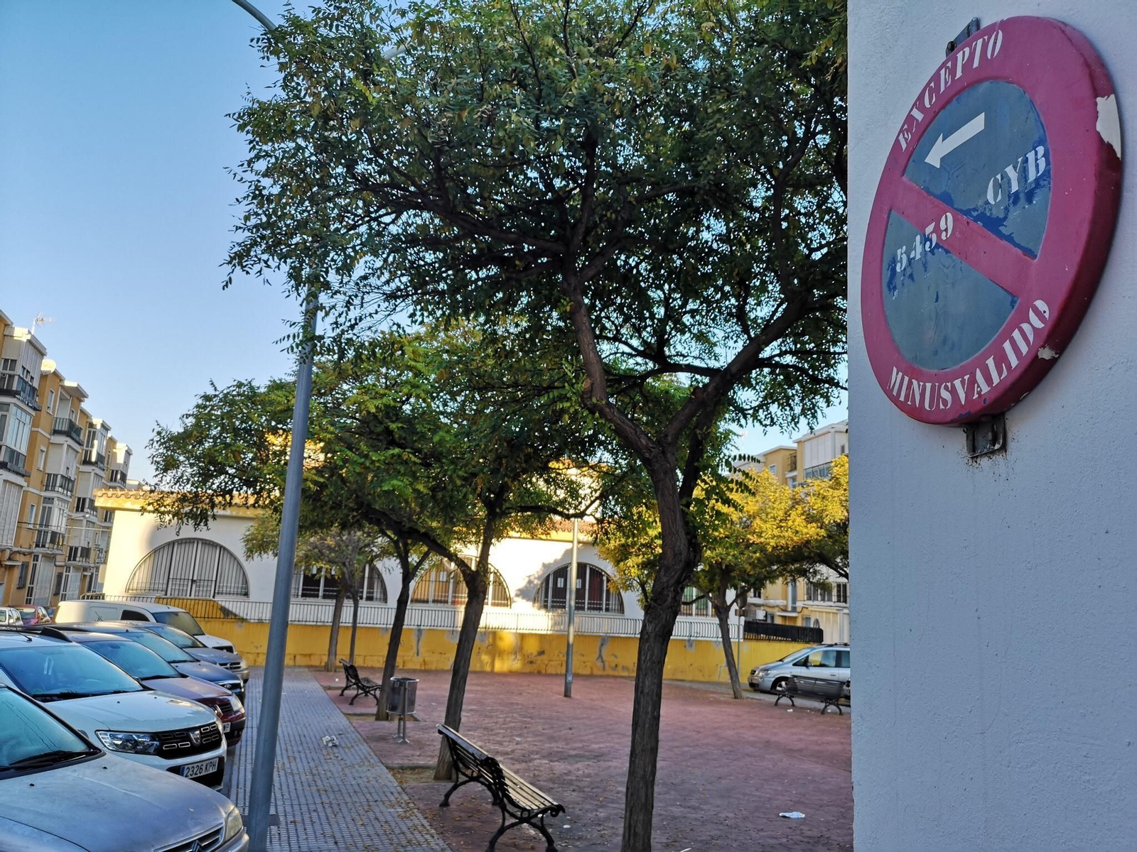 Señal cercana al Hogar del pensionista donde se mantiene el rótulo de 'minusválido'