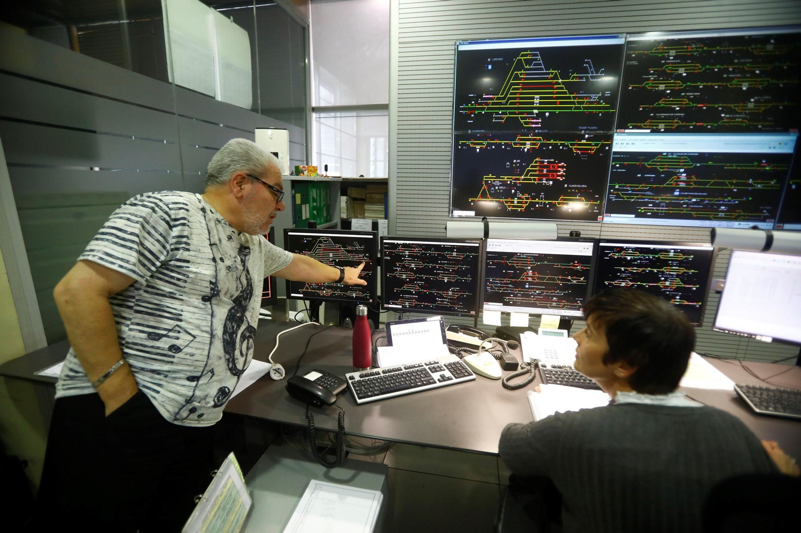 Un día de trabajo en el Centro de Regulación de Circulación de la estación de Córdoba, en imágenes