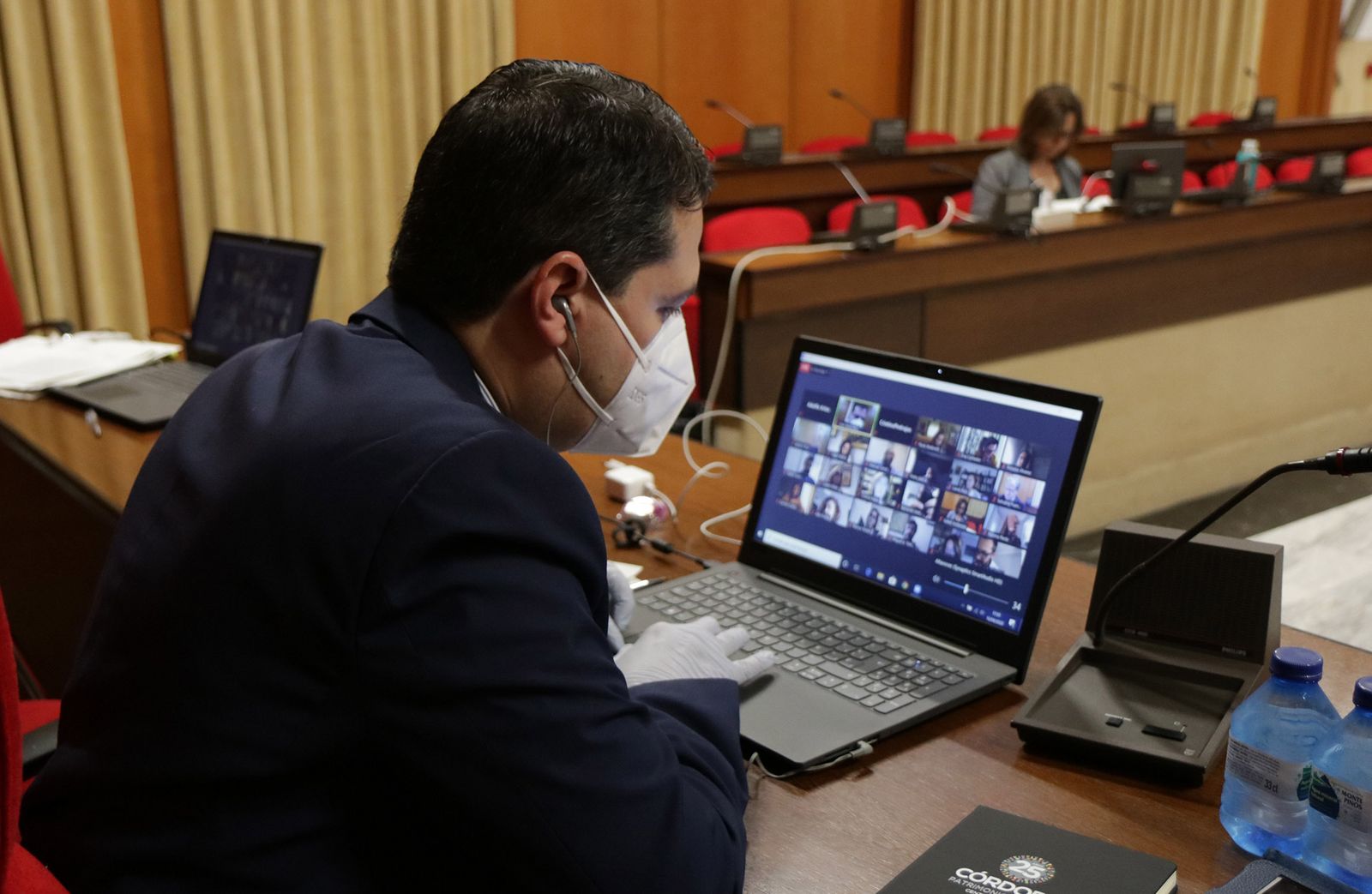 El alcalde en el Pleno y la portavoz del PSOE en la bancada de la oposición