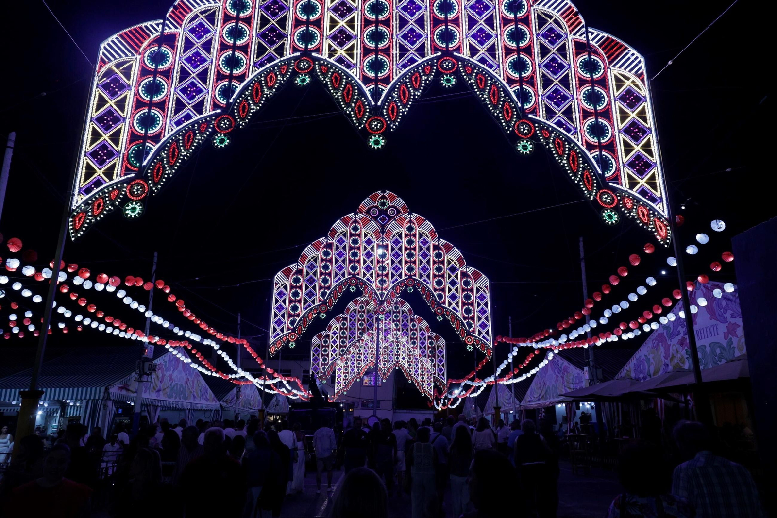 Las imágenes de la primera noche de la Feria del Carmen y de la Sal en San Fernando Las imágenes de la primera noche de la Feria del Carmen y de la Sal en San Fernando