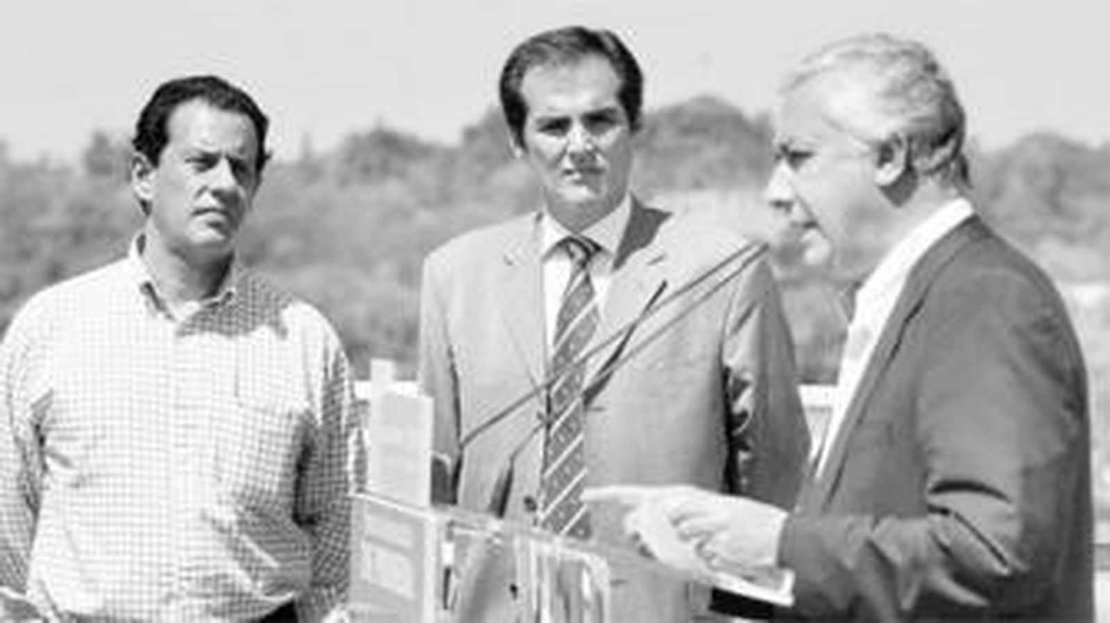 Rafael Merino, junto a José Antonio Nieto, atiende a una intervención de Javier Arenas en Córdoba.