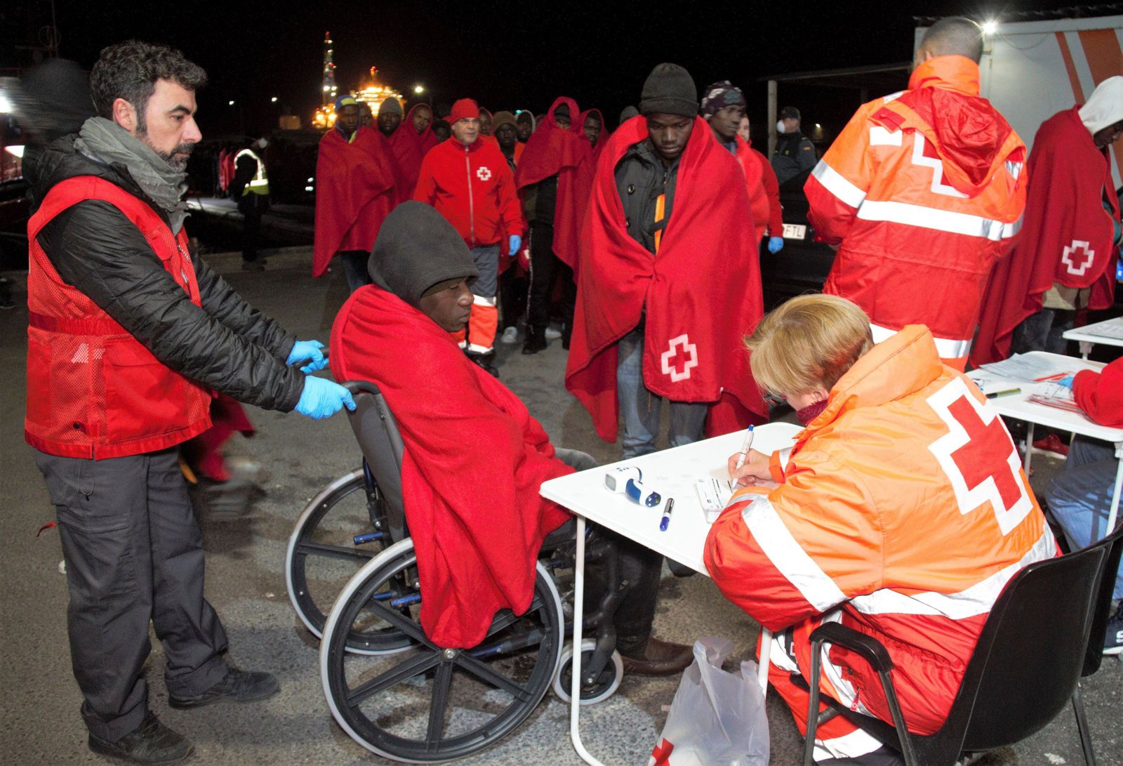 Cruz Roja atiende a inmigrantes llegados a Motril.