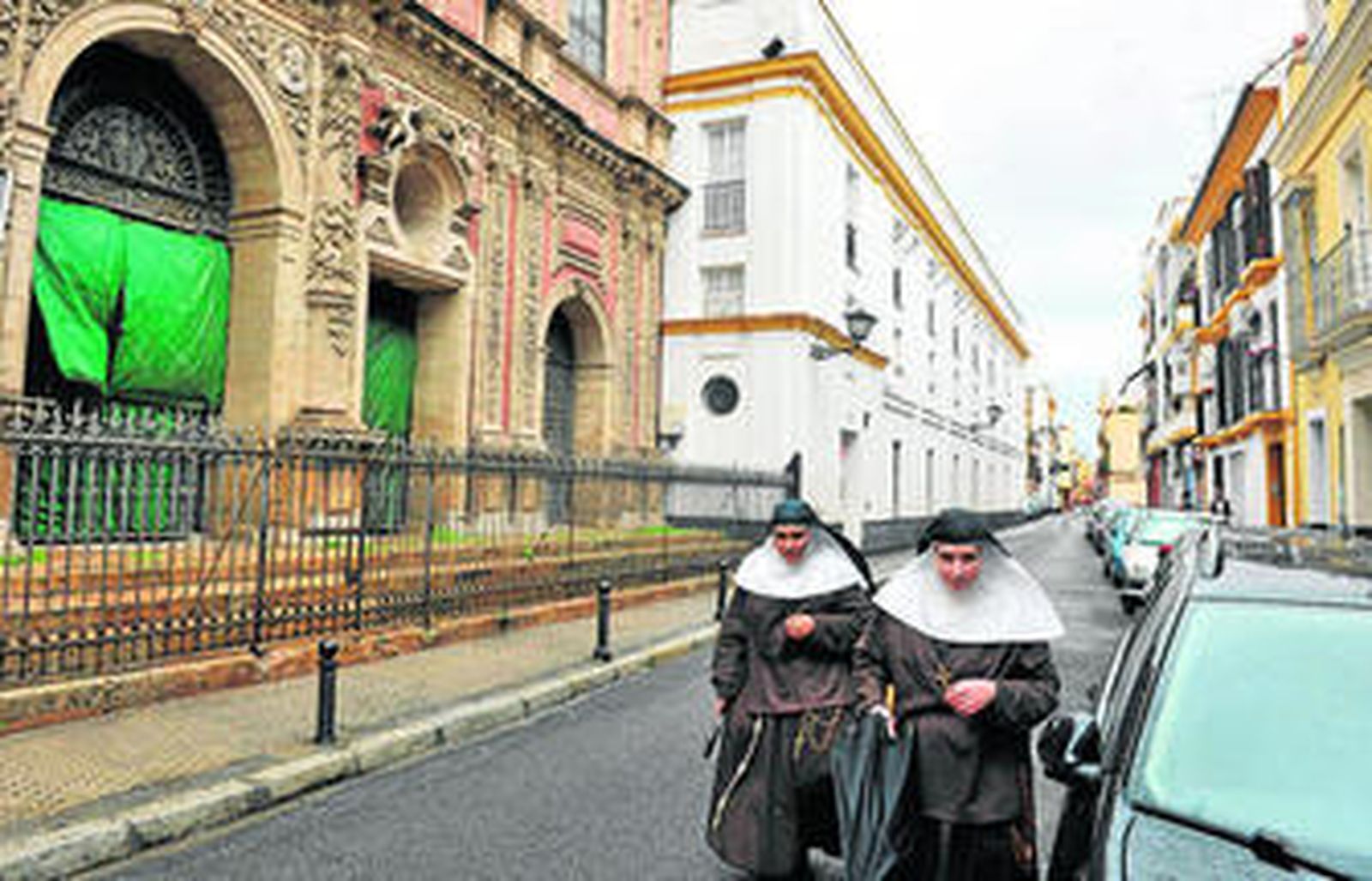 Dos hermanas de la Cruz cruzan por la calle San Luis.