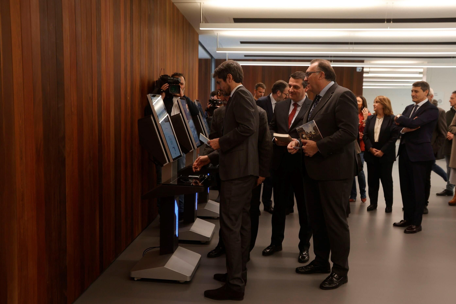 La inauguración de la Biblioteca Grupo Cántico de Córdoba, en imágenes