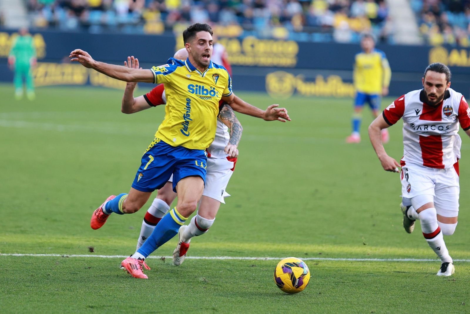 Sobrino busca la portería rival perseguidos por dos rivales.