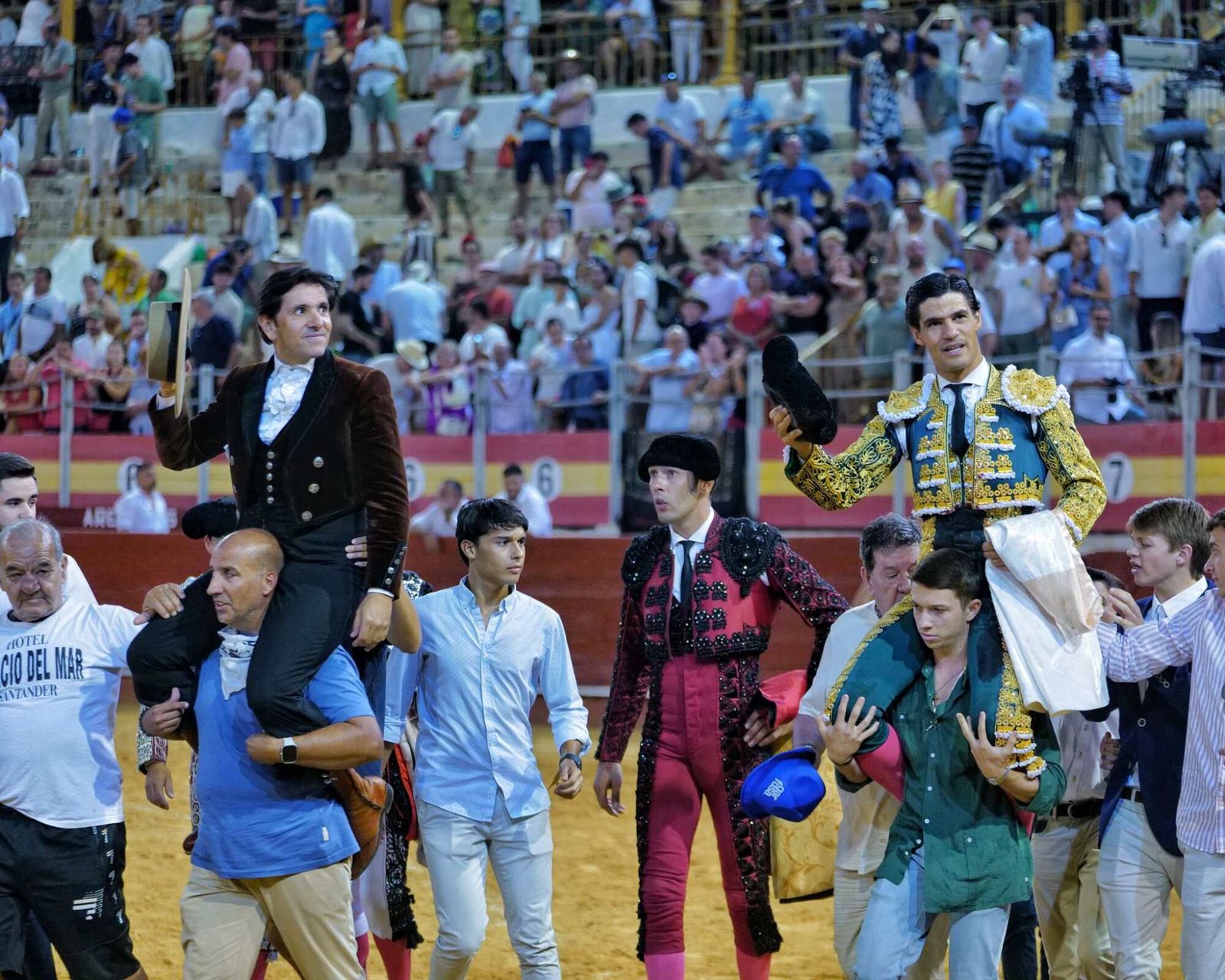 Ventura y Aguado abandonaron a hombros el coso de Vilches en la clausura de la feria de la Virgen del Mar.