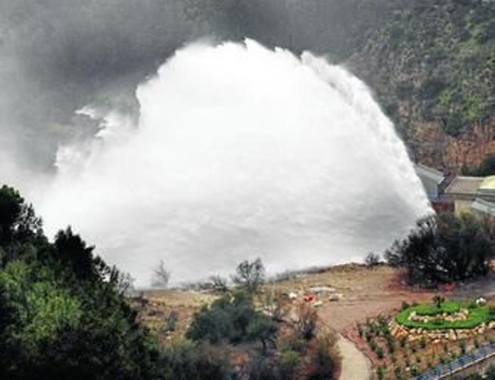 La presa del Guadalhorce estuvo abierta durante varias semanas el mes de pasado.