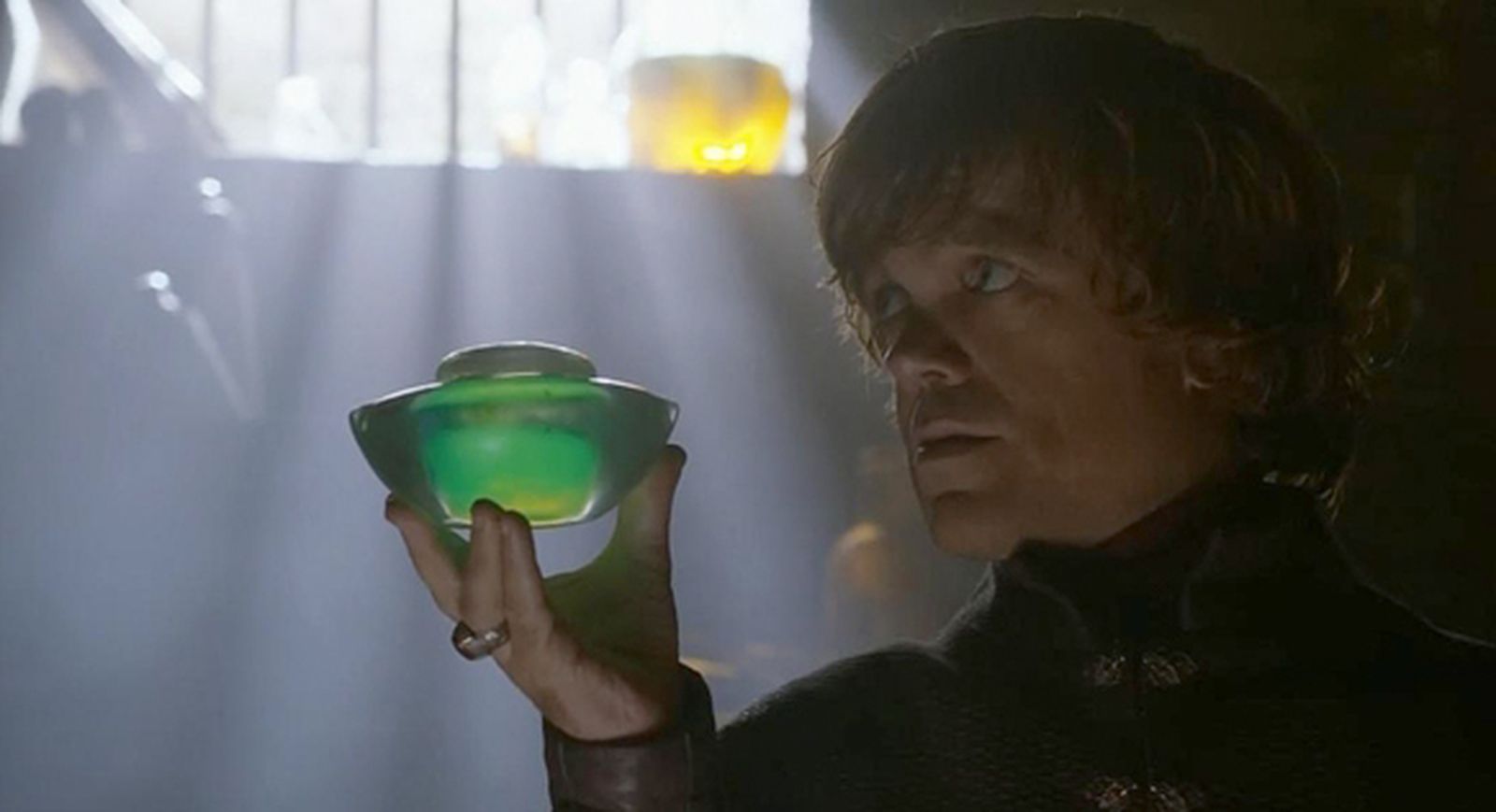 Tyrion Lannister sostiene la fórmula del mortífero fuego valyrio, inspirado en un arma letal real.