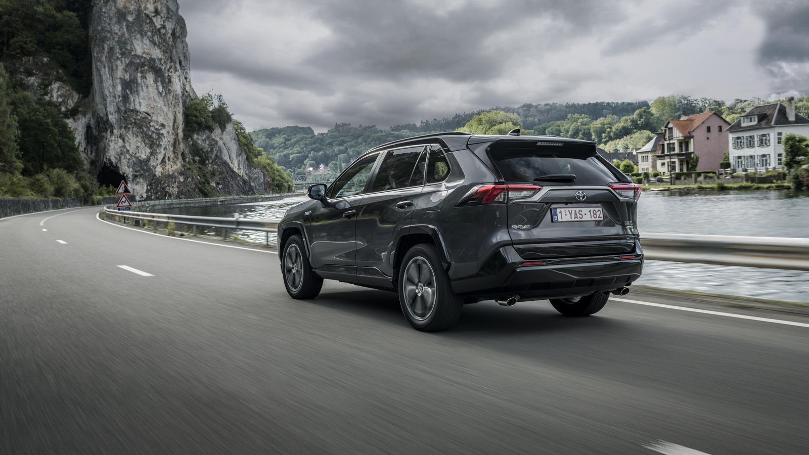 El Rav4 PHEV es tan confortable como eficiente. Puede, fácilmente, encarar recorridos superiores a 60 km usando sólo electricidad. El Rav4 PHEV es tan confortable como eficiente. Puede, fácilmente, encarar recorridos superiores a 60 km usando sólo electricidad.
