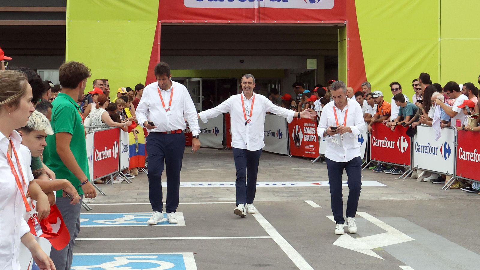 Así fue la salida de la Vuelta España desde Carrefour Sur en Jerez