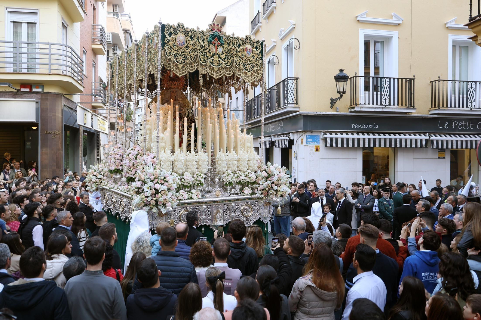 Las mejores imágenes del Lunes Santo en Huelva: Hermandad de las Tres Caídas