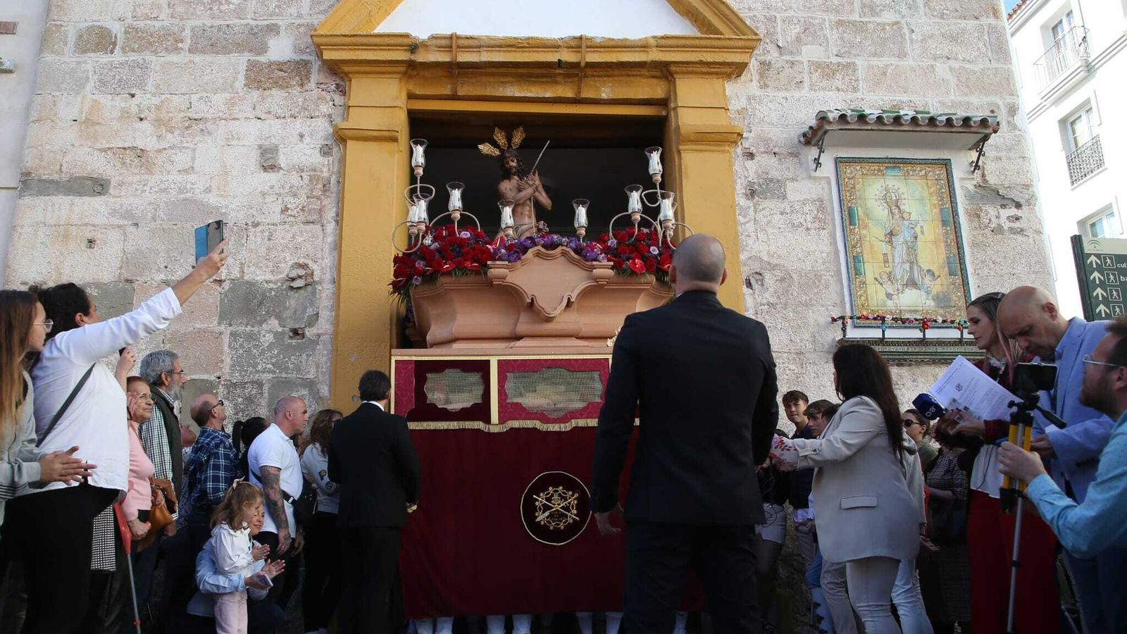 El Coronado de Espinas de Algeciras sale de la puerta de la capilla de San Antón El Coronado de Espinas de Algeciras sale de la puerta de la capilla de San Antón