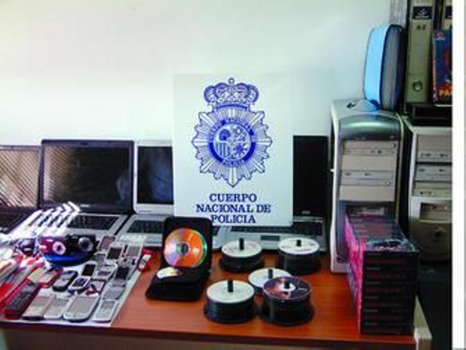 Material requisado en la desarticulación de la red de prostitución.