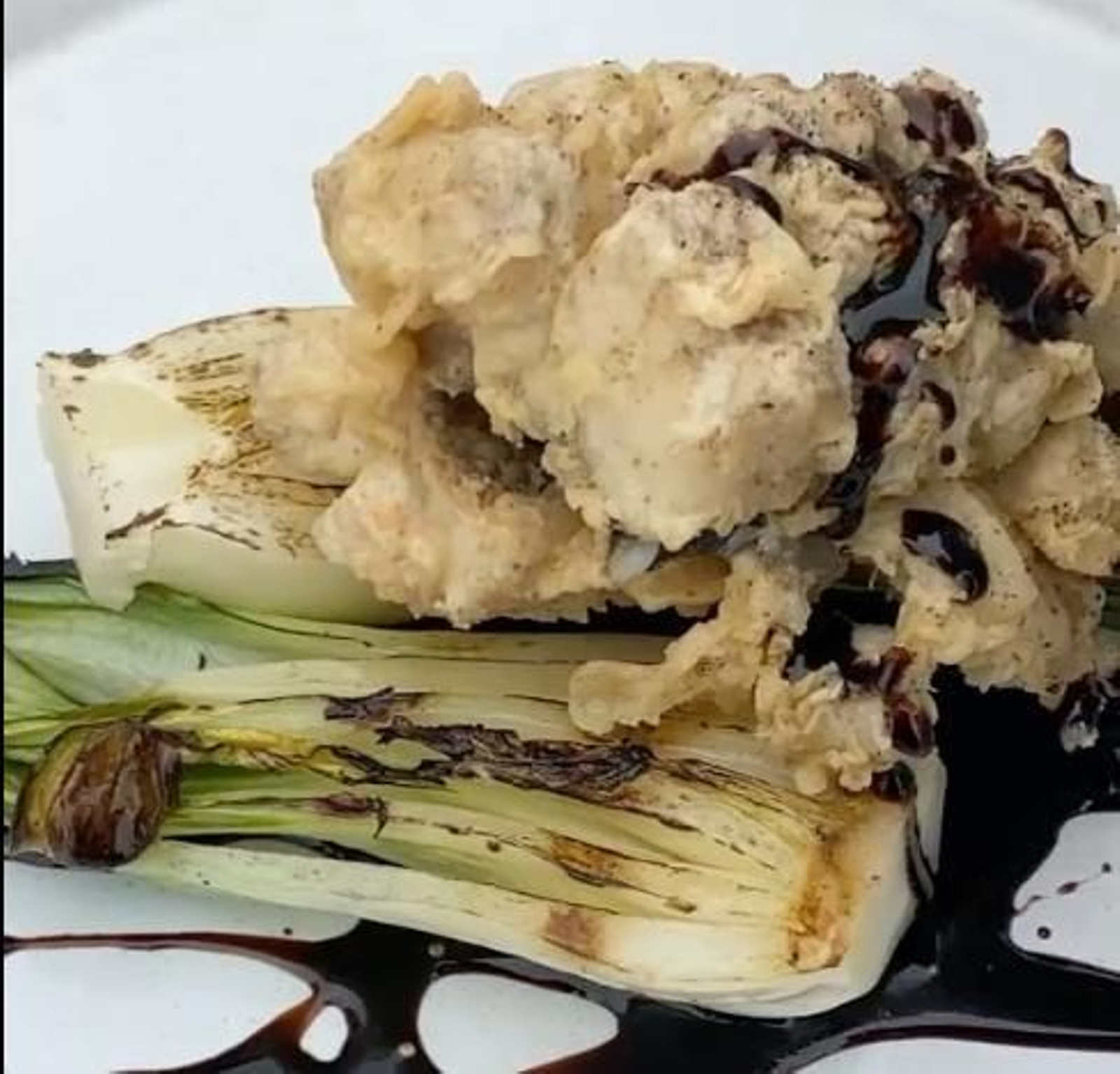 La lubina frita emplatada