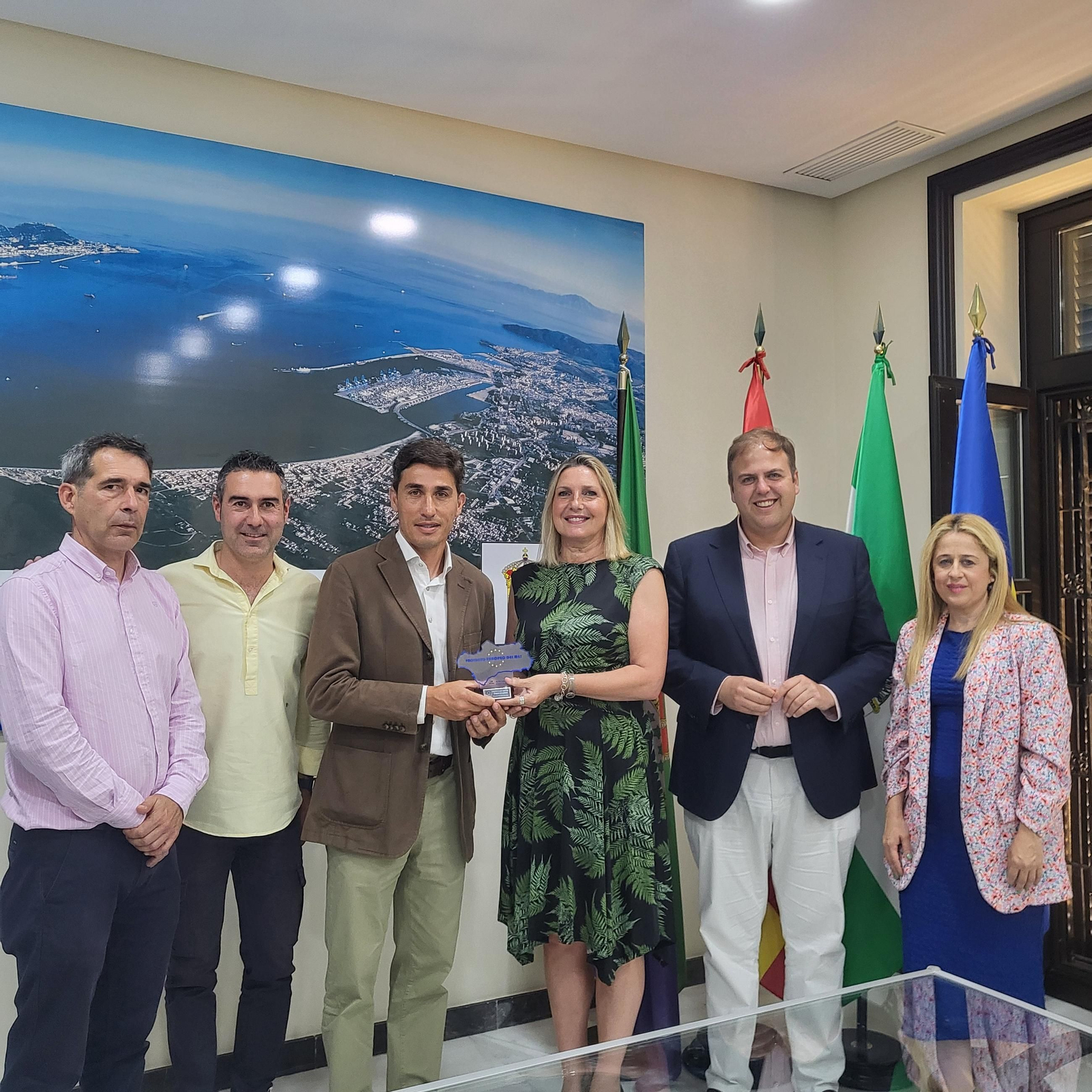 Sergio Pérez, representante de EDP, recogiendo el premio.