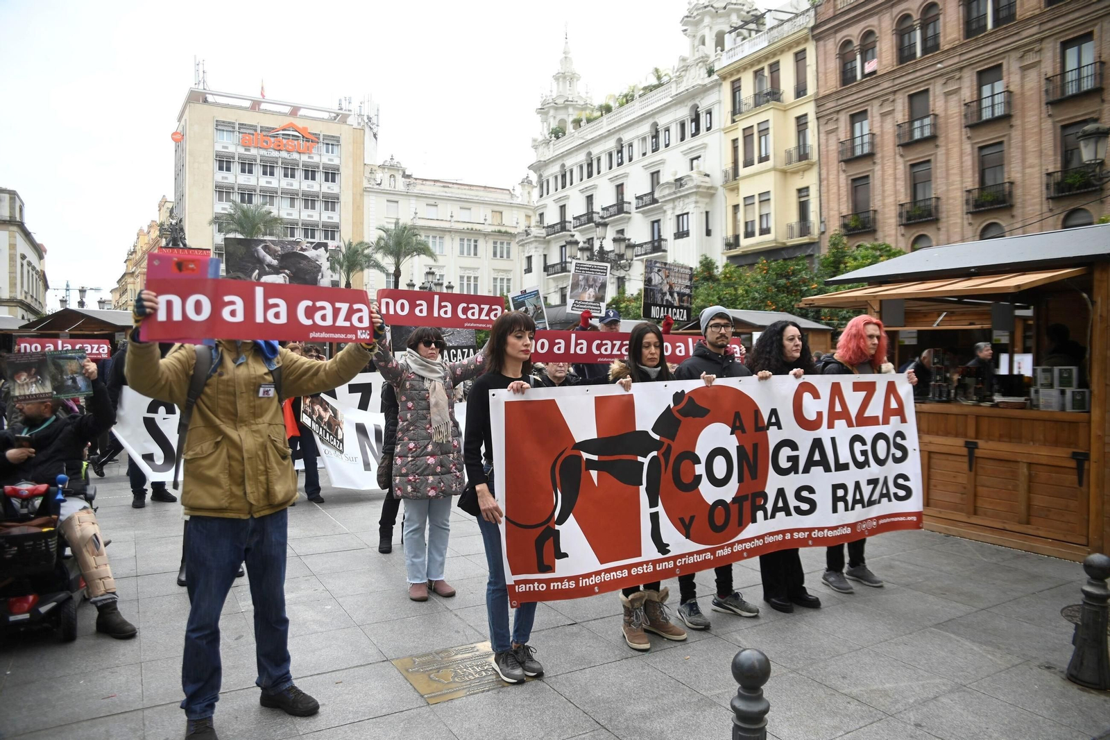 Decenas de personas exigen en Córdoba la protección de los perros utilizados para cazar