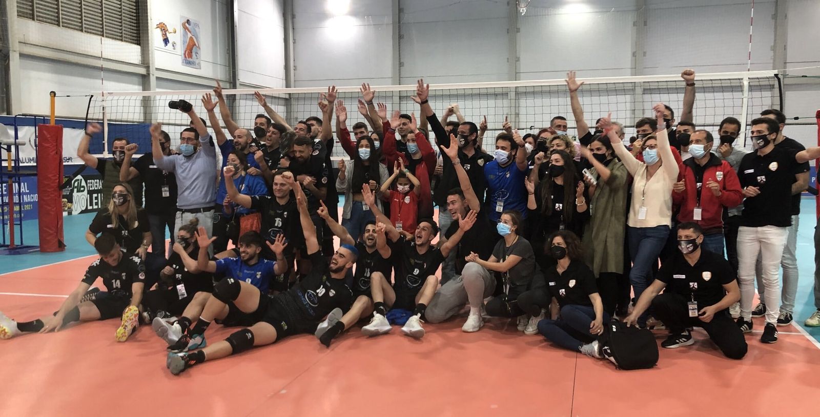 Los jugadores del Aluminios Galisur festejan el ascenso con sus familiares, que pudieron quedarse en el pabellón.