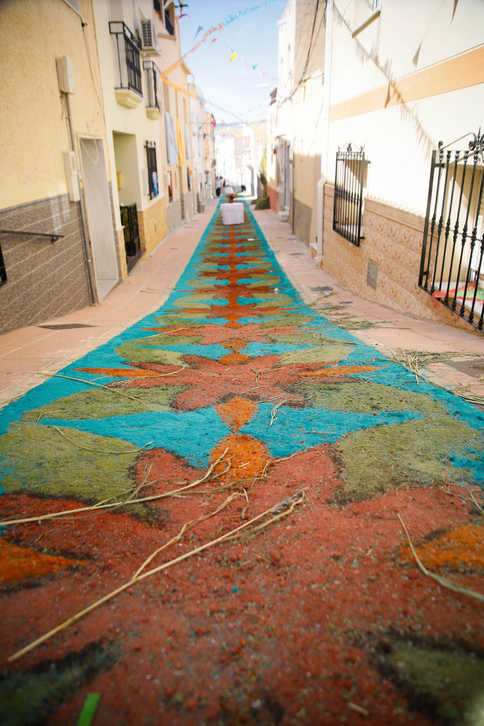 Así es la gran alfombra de serrín para que levite la Virgen de Fátima de Tíjola