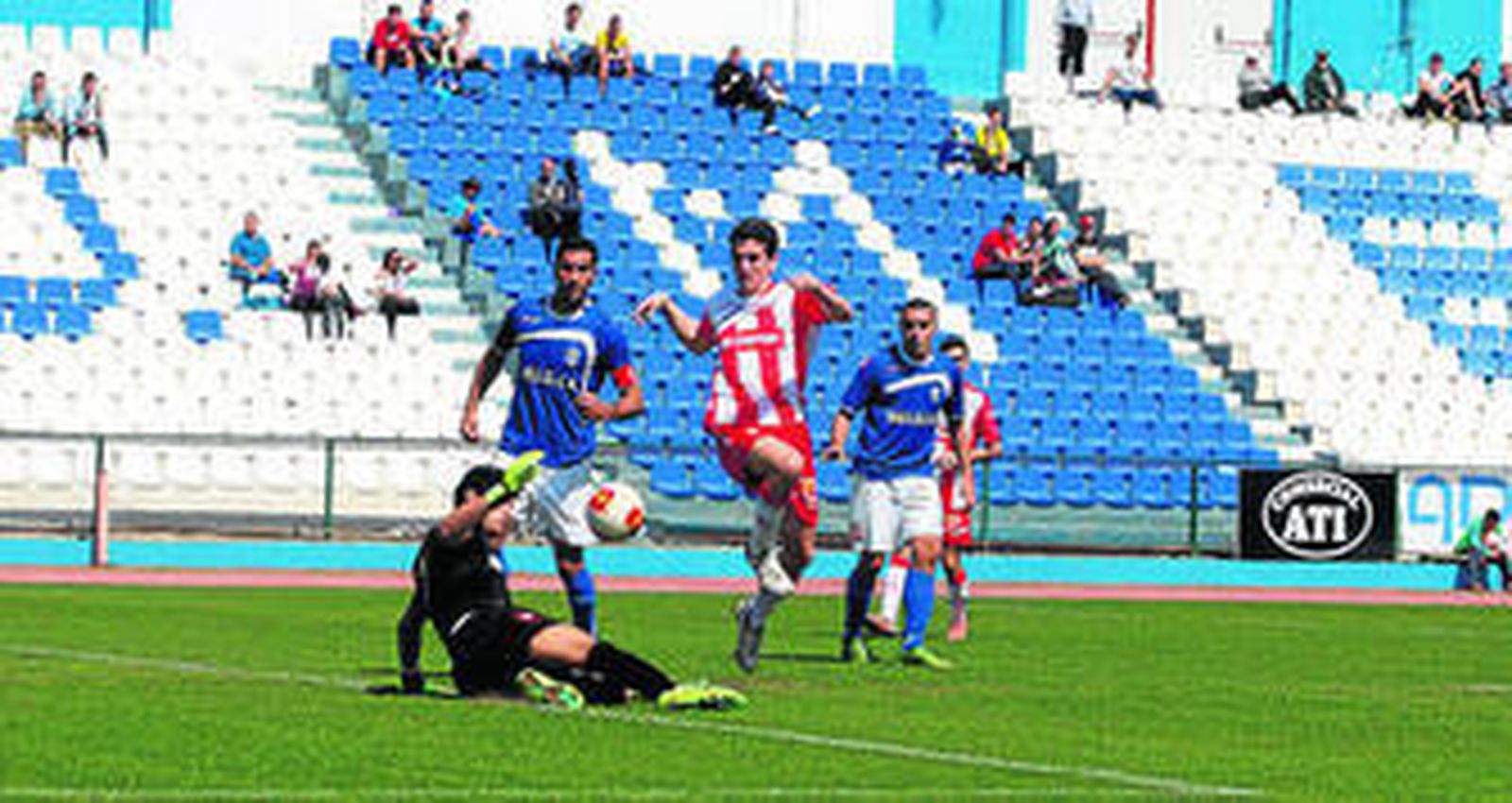 Alfaro se topa con el meta Munir en el último Melilla-Algeciras, el 16 de marzo de 2014.