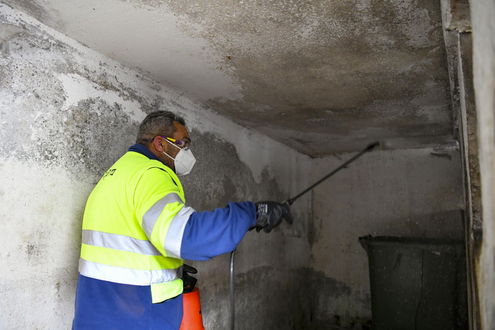 Fotos: acción contra el vandalismo y la suciedad en el Albaicín