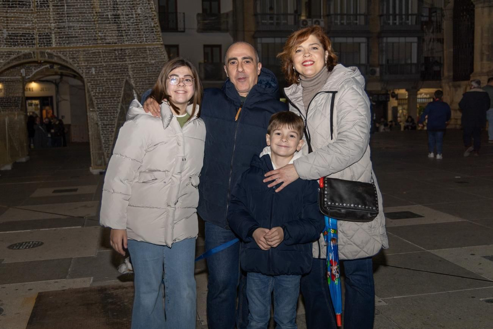 Los jiennenses disfrutan del centro de la ciudad, rodeados de un ambiente navideño