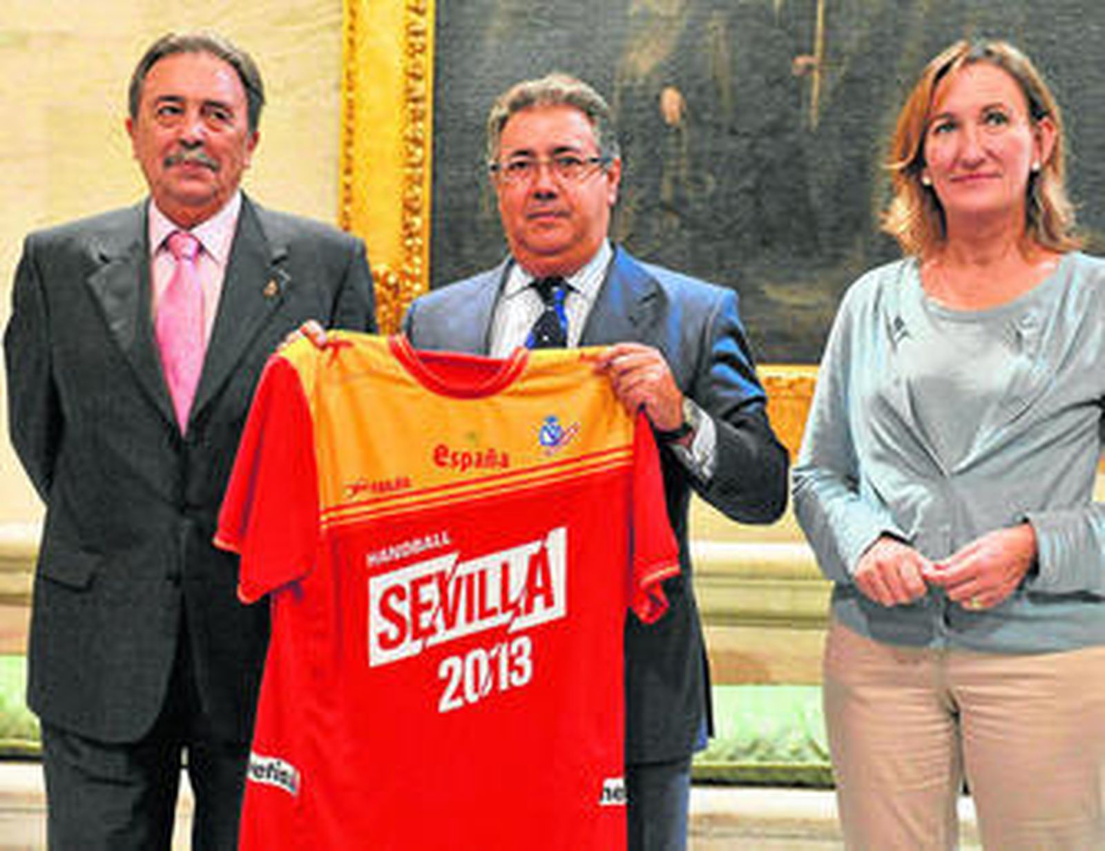 Zoido posa con una camiseta de España escoltado por Román y Sánchez Estrella.