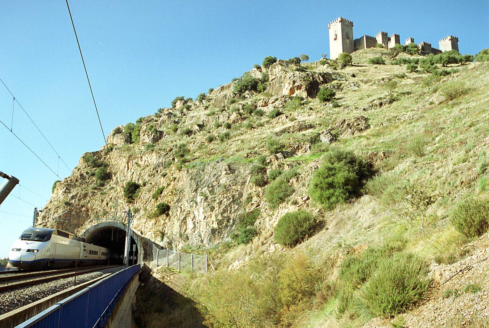 El AVE a su paso por Almodóvar del Río (Córdoba).