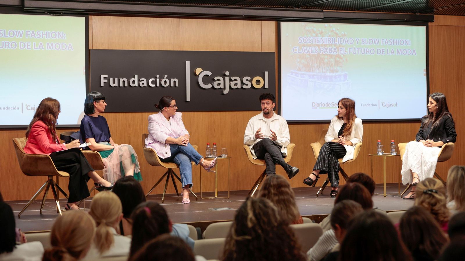 Uno de los momentos del debate, celebrado en la Sala Chicarreros de la Fundación Cajasol, en Sevilla