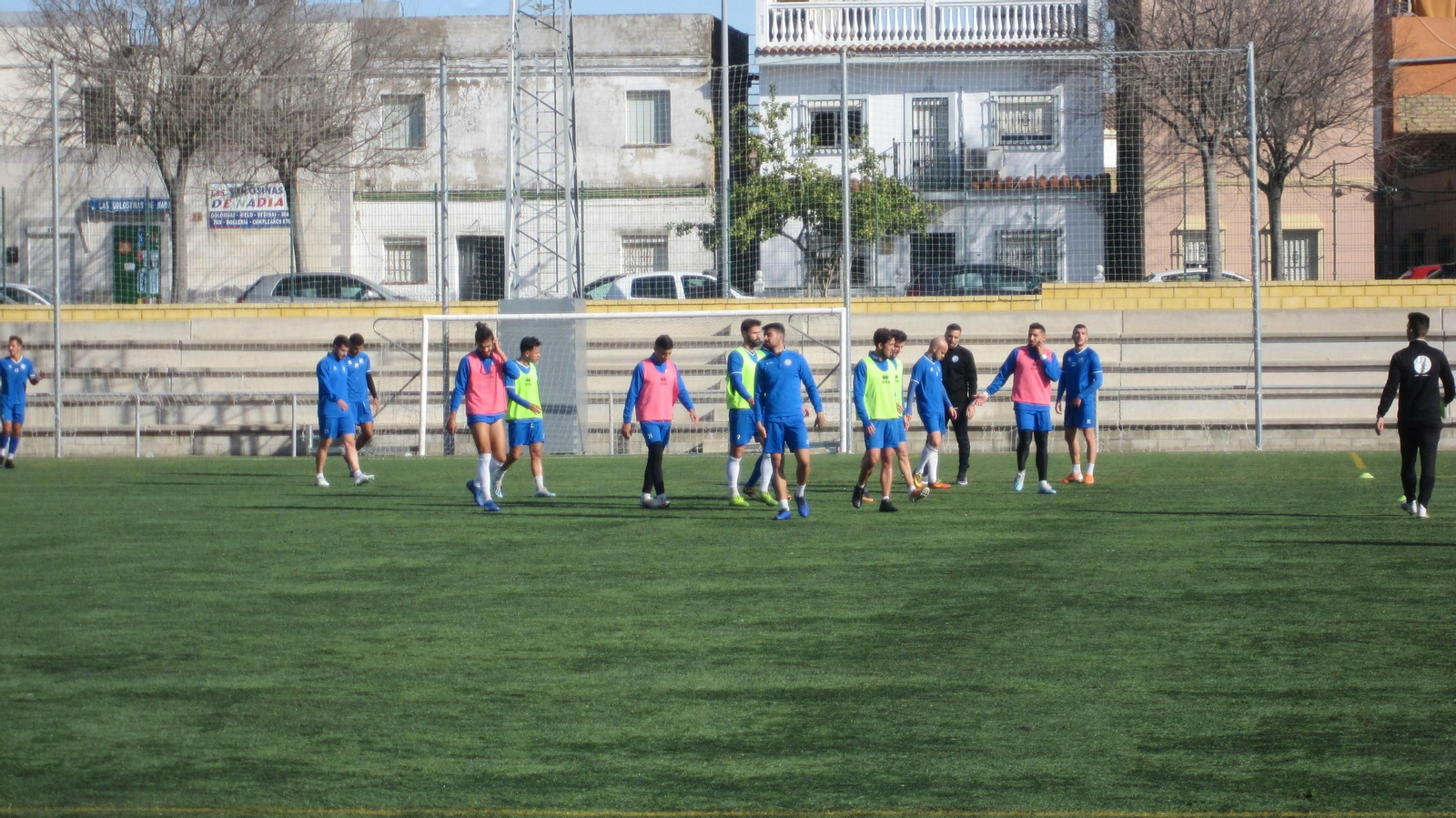 Chico Díaz, Bello, Javi Casares y Zafra, con el grupo en el entrenamiento matinal en La Canaleja.