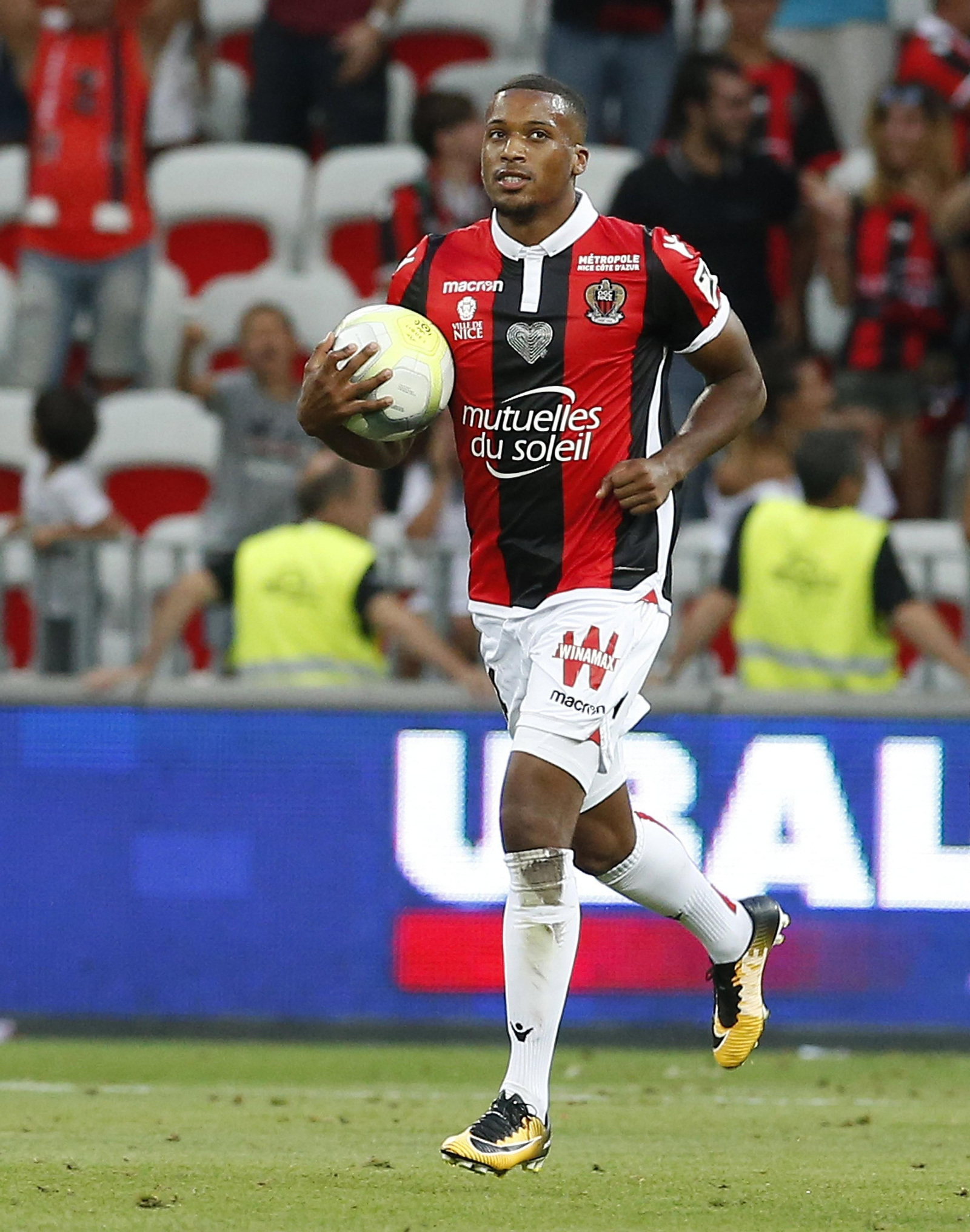 Alassane Plea, tras marcar un gol con el Niza al Troyes.
