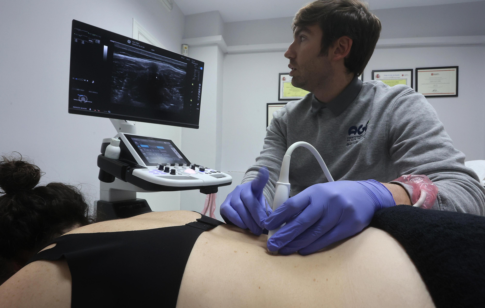 Agustín García Collado, en la clínica con una paciente.