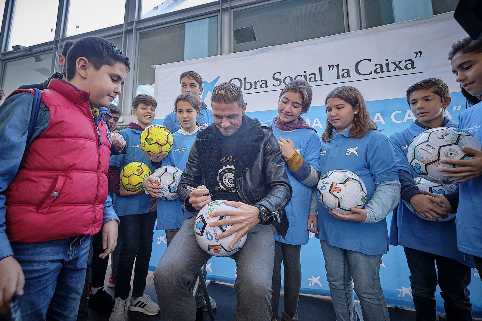 El bético Joaquín entrega balones firmados a 120 niños y niñas.