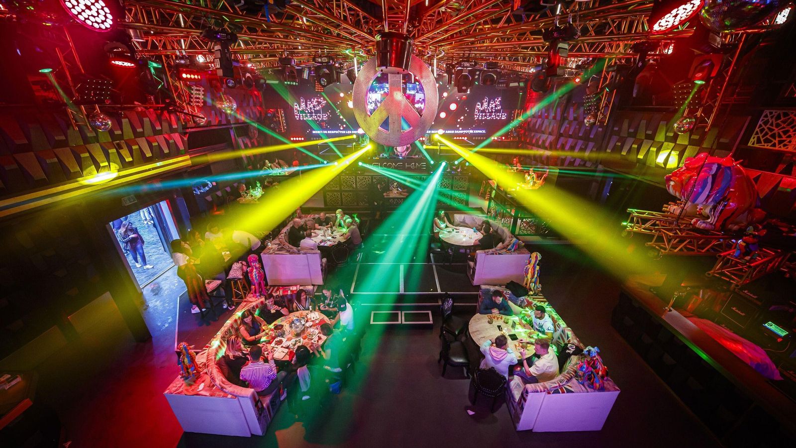 Una discoteca de Suiza con mesas en lo que antes era su pista de baile.