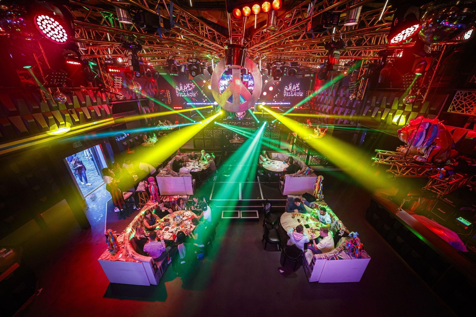 Una discoteca con mesas en lo que antes era su pista de baile.