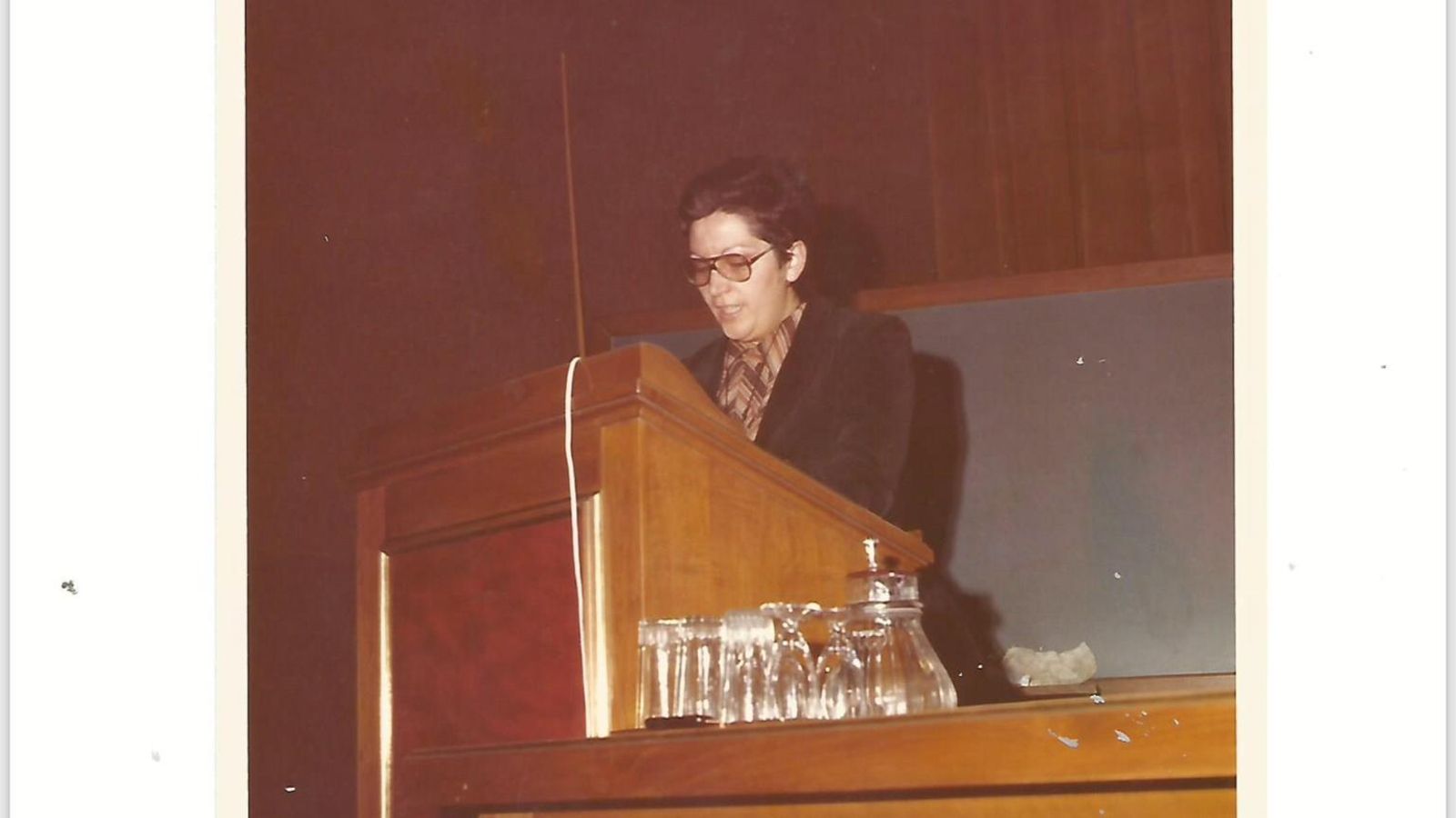 La que fuera parlamentaria andaluza con el PSOE en la primera legislatura, hablando en una conferencia pública.