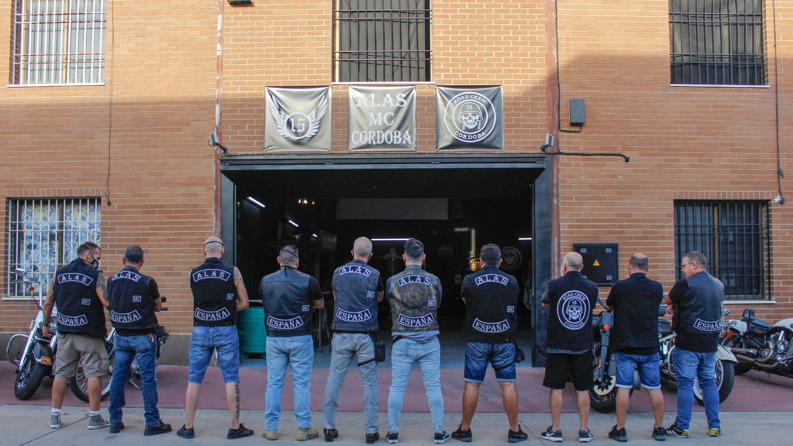 Distintivos de Alas MC y un 'Road Crew'.