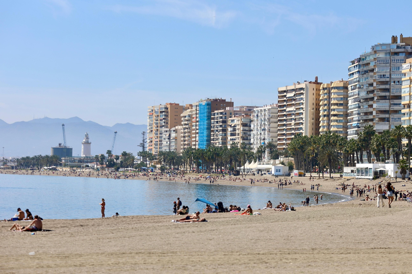 Bañistas en La Malagueta este pasado fin de semana.
