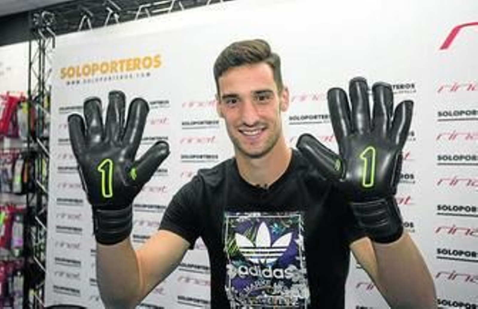Sergio Rico, mostrando las palmas con sus nuevos guantes.
